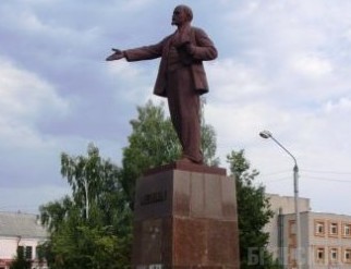 В Клинцах убрали памятник Ленину