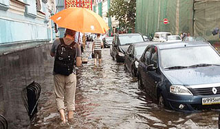 Москву окатило ливнем и побило градом Москву окатило ливнем и побило градом