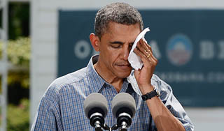 Обама посетил место бойни в Денвере Обама посетил место бойни в Денвере