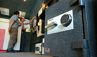 В Адыгее на ребенка упал железный сейф В Адыгее на ребенка упал железный сейф