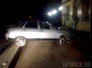 В Бежице водитель «Жигулей» снес металлический забор