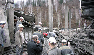 В Кузбассе загорелась шахта с горняками В Кузбассе загорелась шахта с горняками
