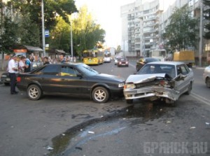 В Брянске случилось ДТП с участием трех машин