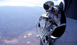 Парашютист совершил прыжок из стратосферы Парашютист совершил прыжок из стратосферы