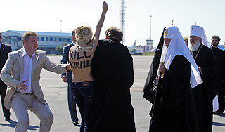 Активистка FEMEN набросилась на патриарха Активистка FEMEN набросилась на патриарха