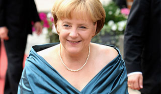 Меркель шокировала публику декольте Меркель шокировала публику декольте