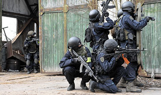 Боевики захватили детей в Махачкале Боевики захватили детей в Махачкале