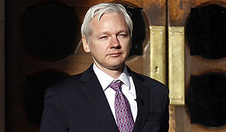 На помощь Джулиану Ассанжу пришла мама На помощь Джулиану Ассанжу пришла мама