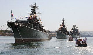 Россия и Украина показали морской парад Россия и Украина показали морской парад