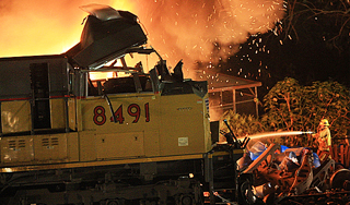 Десятки людей погибли в поезде в Индии Десятки людей погибли в поезде в Индии