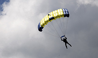 Глава Ингушетии прыгнул с парашютом Глава Ингушетии прыгнул с парашютом