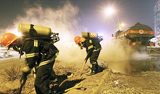 В Кузбассе разбился грузовик с кислотой В Кузбассе разбился грузовик с кислотой