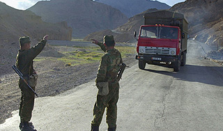 Таджикистан закрывает границу с Киргизией Таджикистан закрывает границу с Киргизией