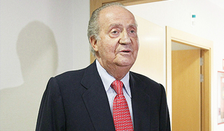 Король Испании разбил нос перед войсками Король Испании разбил нос перед войсками