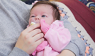 Младенец отравился спиртом из молока матери Младенец отравился спиртом из молока матери