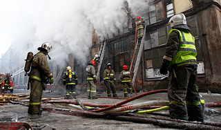 Мам с детьми спасли из горящего роддома Мам с детьми спасли из горящего роддома