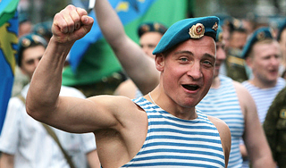 Десантники забросали полицию камнями Десантники забросали полицию камнями