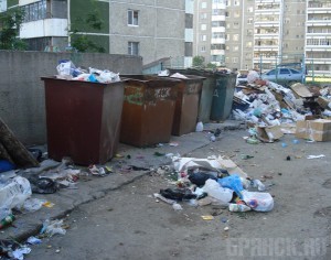 Дворы Бежицкого района Брянска погрязли в мусоре