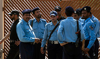 В Пакистане голую женщину провели по улице В Пакистане голую женщину провели по улице