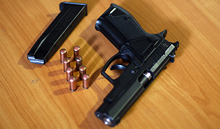 Россиянин застрелился из двух пистолетов Россиянин застрелился из двух пистолетов