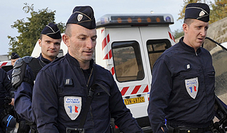 Мусульманка напала на полицию во Франции Мусульманка напала на полицию во Франции