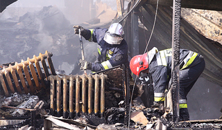 Мать бросила детей в горящей квартире Мать бросила детей в горящей квартире