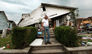 Ураган срывает крыши домов в Сиднее Ураган срывает крыши домов в Сиднее