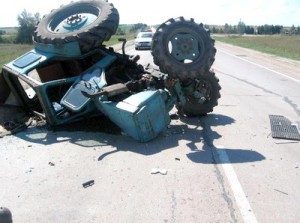 Большегрузная машина перевернула трактор