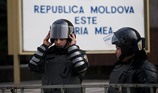 Толпа приковала вора к столбу Толпа приковала вора к столбу