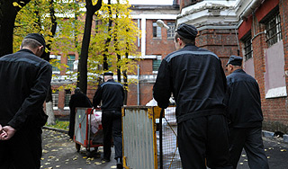 Заключенные выманили взятки у чиновников Заключенные выманили взятки у чиновников