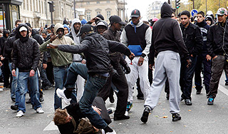 Во Франции бунтующие ранили 16 полицейских Во Франции бунтующие ранили 16 полицейских