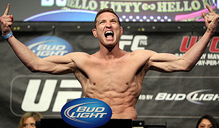 Голый спортсмен устроил погром в церкви Голый спортсмен устроил погром в церкви