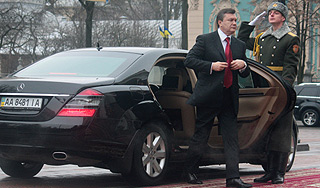 В авто Януковича залили поддельный бензин В авто Януковича залили поддельный бензин