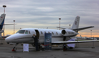 Самолет летел над Москвой с открытой дверью Самолет летел над Москвой с открытой дверью