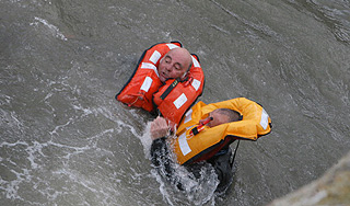 100 зрителей регаты на ваннах упали в реку 100 зрителей регаты на ваннах упали в реку
