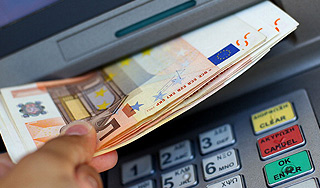 Из банкоматов вилкой похитили миллион Из банкоматов вилкой похитили миллион