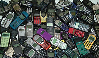 Тинейджер победил в метании мобильников Тинейджер победил в метании мобильников