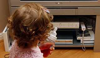 Упавший с полки телевизор убил ребенка Упавший с полки телевизор убил ребенка