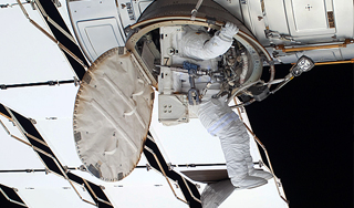 Россияне вышли в космос со второй попытки Россияне вышли в космос со второй попытки