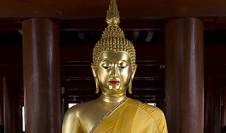 Туристов осудили за поцелуй Будды Туристов осудили за поцелуй Будды