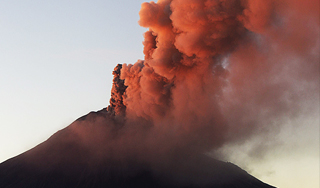 Сотни людей спасли от вулкана в Эквадоре Сотни людей спасли от вулкана в Эквадоре