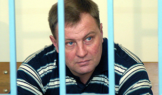 Убийцу Буданова избили в суде Убийцу Буданова избили в суде