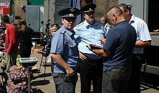 Шесть хулиганов ищут за стрельбу на рынке Шесть хулиганов ищут за стрельбу на рынке