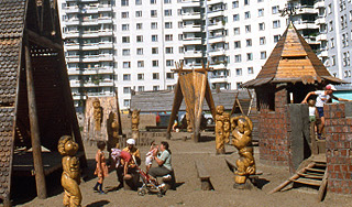 На детской площадке в Москве нашли трупы На детской площадке в Москве нашли трупы