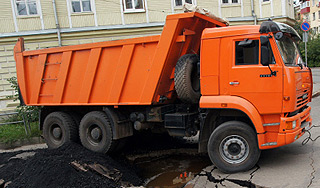 "КамАЗ" с асфальтом провалился под землю "КамАЗ" с асфальтом провалился под землю