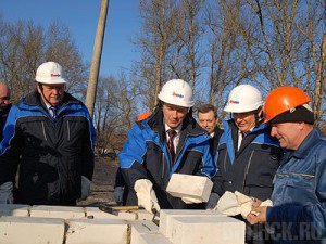 Обещанного три года ждут: на выезде из Бежицы появится подземный переход? Денин закладывает. На фото в касках: председатель облдумы Гайдуков, губернатор Денин и владелец гипермаркета Грешилов