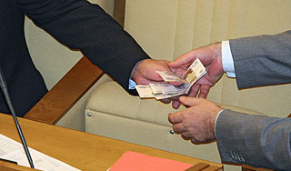 Чиновник за взятки защищал нарушителей Чиновник за взятки защищал нарушителей