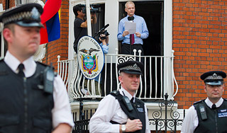 Британия передумала брать Ассанжа штурмом Британия передумала брать Ассанжа штурмом