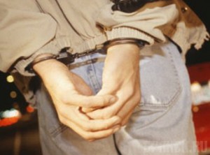 Подростки привязали мужчину к дереву и угнали его авто