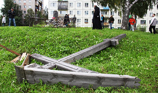 Церковь просит наказать за спиленные кресты Церковь просит наказать за спиленные кресты